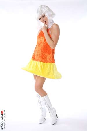 See Hot Stripper Sandra Sanchez in Nude Pics from Marvel Land (a0125 9/14/2007)