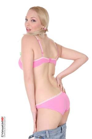 Stripper Picture of Saraliz - A tall leggy blonde with wide innocent eyes Saraliz is a Southern girl from Florida. Her carefree attitude comes from years of nude sun bathing on the beaches of her hometown in the Sunshine State. So tall and yet so flexible! Watching her move as she performs for you is like watching a summer dream unravel to reveal a beautiful finale right before you wake up.