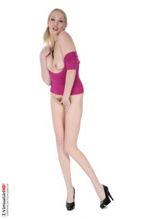 Stripper Picture of Saraliz - A tall leggy blonde with wide innocent eyes Saraliz is a Southern girl from Florida. Her carefree attitude comes from years of nude sun bathing on the beaches of her hometown in the Sunshine State. So tall and yet so flexible! Watching her move as she performs for you is like watching a summer dream unravel to reveal a beautiful finale right before you wake up.