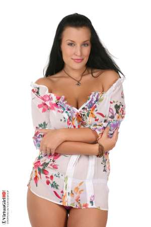 Stripper Picture of Carmen Croft - You are not dreaming Carmen Croftjust made a solo show especially for you! Her strong hips and powerful muscles make her a fan favorite among fitness enthusiasts and bodybuilders around the world but the way she smiles right before she has an orgasm is what brings in so many casual admirers as well. Get between her thighs and say hello!