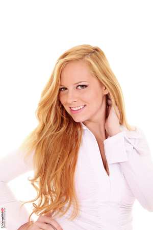 Stripper Picture of Carmen Gemini - Some girls make better gifts than others. If you want to give VirtuaGirl as a gift to someone else we suggest you include the Golden Present performance of Carmen Gemini in that package. Unwrapping her long legs and huge tits from a special gift-wrapped box will make opening up VirtuaGirl for the first time even sweeter!