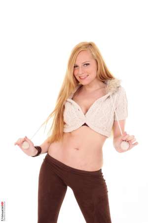 Stripper Picture of Carmen Gemini - Some girls make better gifts than others. If you want to give VirtuaGirl as a gift to someone else we suggest you include the Golden Present performance of Carmen Gemini in that package. Unwrapping her long legs and huge tits from a special gift-wrapped box will make opening up VirtuaGirl for the first time even sweeter!