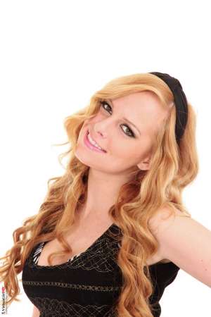 Stripper Picture of Carmen Gemini - Some girls make better gifts than others. If you want to give VirtuaGirl as a gift to someone else we suggest you include the Golden Present performance of Carmen Gemini in that package. Unwrapping her long legs and huge tits from a special gift-wrapped box will make opening up VirtuaGirl for the first time even sweeter!