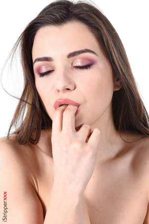 Stripper Picture of Hayli Sanders - Hayli Sanders comes from Ukraine where she's born in 1995. She started her career in 2017 and has cumulated a serious experience of the adult scenes! Before this she was a semi-professional athlete specialized in 100 & 200m! Hayli told us that the thing she prefers over all in life is... do nothing :) Yes Hayli is lazy! Inactivity is her leitmotiv and her favorite place is her bed just in front of the tv with her cat purring just near her...